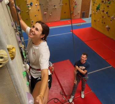 Kursteilnehmerin der Climbing Academy Vienna, klettert im Toprope