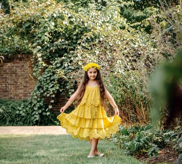 Girl in yellow dress playing in garden – Fred Art Studio outdoor shoot