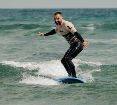 eleve de momo surf school entrain de surfer sur sa planche
