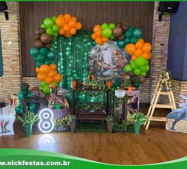 Decoração infantil tema Dinossauros com cores vibrantes e animais jurássicos para festa divertida 