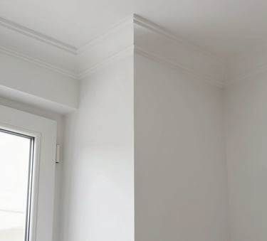A close-up photograph of a perfectly smooth white drywall corner in a bright Southern European residential interior, showing high-quality architectural finishing and clean lines.