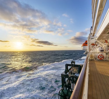 Vista del atardecer desde la cubierta de un crucero de lujo, con el océano al frente