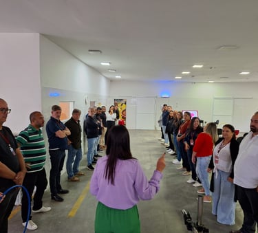 Andrea Laudádio conduzindo um treinamento comportamental com participantes em formação