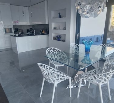 Villa Fay dining room and open kitchen with a glass table and chairs