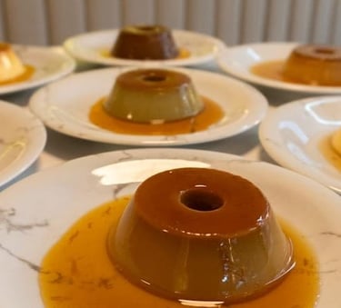 Mini pudim tradicional de 90g com calda, ideal para festas, lembrancinhas ou ocasiões especiais.