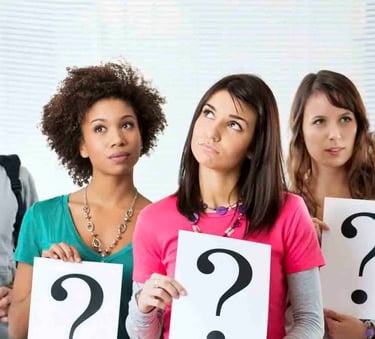 imagem de jovens reunidos estudando.