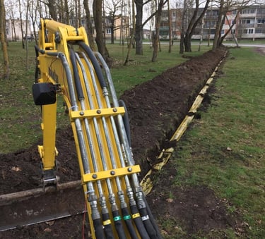 Uzverciama transeja po kabelio ir stop juostos paklojimo, verciama duobe su mini ekskavatoriumi