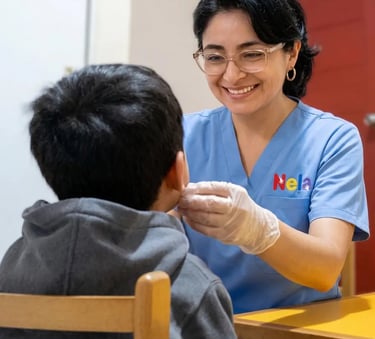 Especialista en desarrollo infantil de NELA trabajando con un niño en terapia personalizada