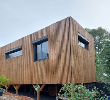 Fenêtres de posées sur une maison avec structure en bois par l'artisan menuisier en Vendée