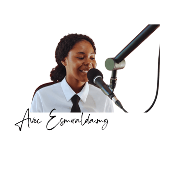 podcast, fille avec un micro, femme noire