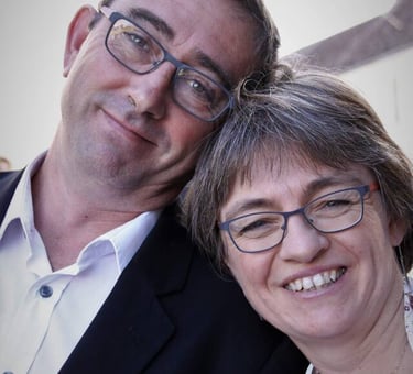 Krystelle et Pierrick, vos hôtes au gîte Bricabroc en Maine-et-Loire.