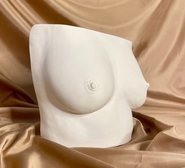Moulage grande poitrine en plâtre sur fond doré