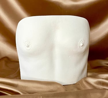Moulage petite poitrine en plâtre sur fond doré