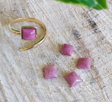 Brinco Gleize_um par de brincos dourados pedra amazonita rosa