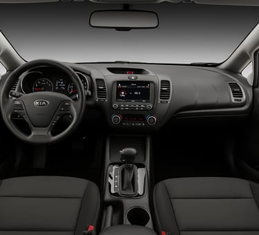 Interior do Kia Cerato 2017 com painel moderno, volante multifuncional e acabamento em preto.