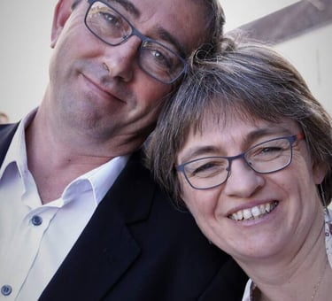 Krystelle et Pierrick, vos hôtes au gîte Bricabroc en Maine-et-Loire.