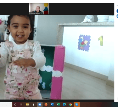  La Profe Cris en clase virtual con alumna de 1 año