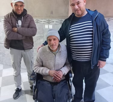 homme en fauteuil roulant assisté par aide humanitaire algérie prise en charge de soins médicaux et matériel