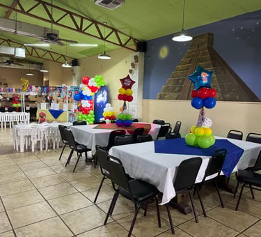 Salón con mantelería blanca