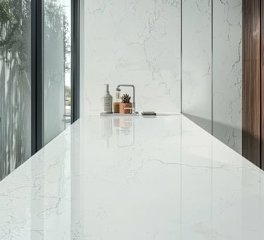 plancha de cuarzo blanca con vetas color café y gris