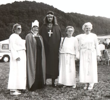 Jörg Grube mit dem Verein in Gernrode als Wikinger verkleidet in Aktion