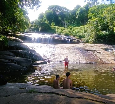 Pessoas na cachoeira do Prumirim
