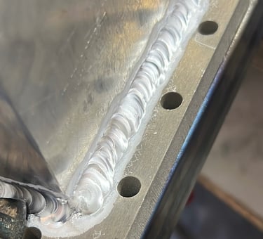 Reparación mediante soldadura técnica de precisión en maquinaria industrial de aluminio en Barcelona