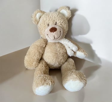 peluche tex ours beige echarpe blanche
