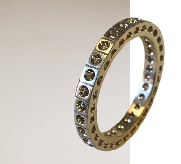 alianza oro blanco con diamantes