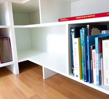 Niches de rangement sous combles Shelfi – Courbevoie – bureau intégré blanc