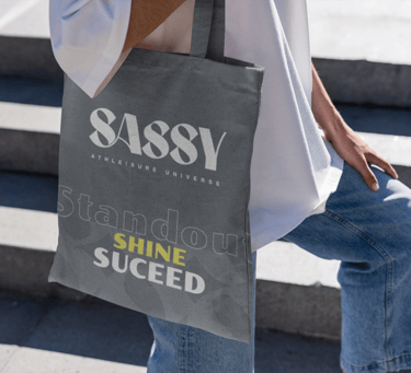 Mockup de una chica sosteniendo una tote bag