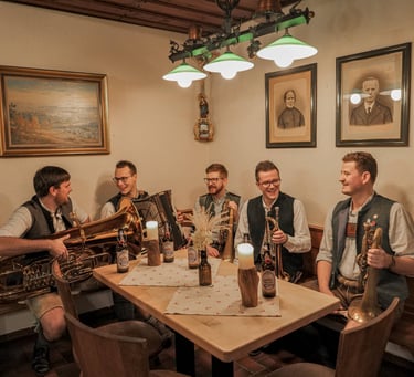 Die Rüscherl Muse, eine oberpfälzer Tanzlmusi spielt mit ihren Instrumenten in einem Wirtshaus