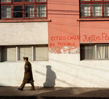 Un militaire dans une rue d'Ancun sur l'île de Chiloé au Chili