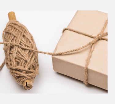 boîte carton kraft et ficelle toile de jute