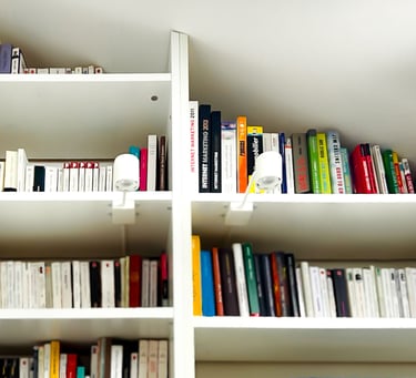 Étagères sous combles bibliothèque Shelfi – La Garenne-Colombes – mélaminé blanc 18 mm