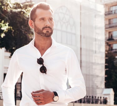 Retrato de homem elegante confiante bonito que faz investimento
