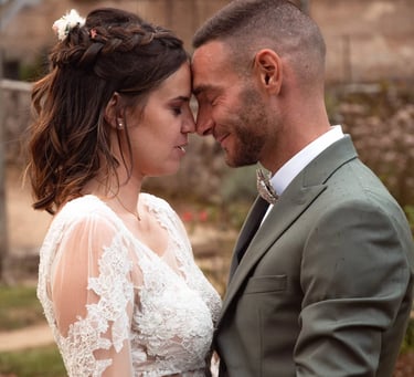 la mariée et le marié se tenant l'un contre l'autre, les yeux fermées plein d'amour