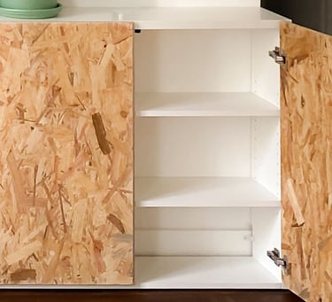 Bibliothèque murale Shelfi – Levallois – mélaminé blanc – portes OSB