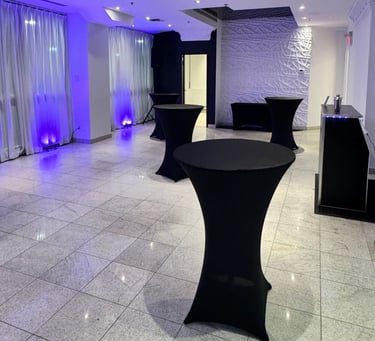 Configuration de la salle avec des table à cocktail