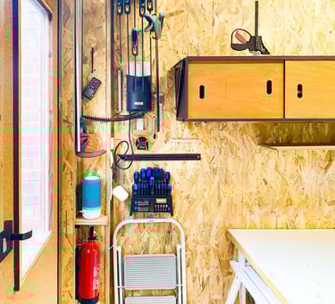 Mur d’outils OSB – aménagement d’atelier sur mesure Shelfi à Bois-Colombes