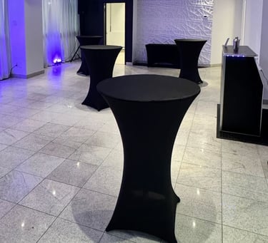 Configuration de la salle avec des table à cocktail
