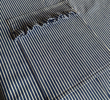 lomme på skrædder overall i blå og hvid stribet denim med frynser