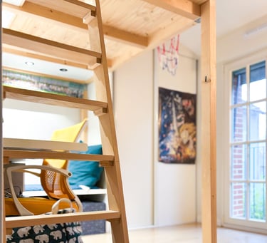 Mezzanine enfant Shelfi – Neuilly-sur-Seine – épicéa naturel et rangements optimisés