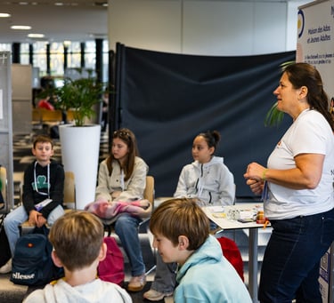 Intervenante de la maison des adolescents du calvados animant un atelier a Harc'event