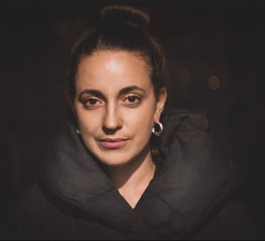 portait femme manteau noir, lip blush