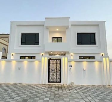 منزل بيج طابقين ومصابيح اضائة فوق السور 