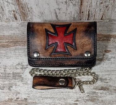 Portafoglio in cuoio con croce rossa celtica, creato da MaxCuoio