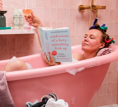 relaxare citind o carte si folosind produsele four reasons