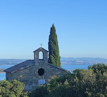Chapelle provençale sur les collines du pourtour de l'étang de berre