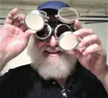 Imagem de Andrell Lopes usando peça da coleção O Bicho de Lígia Clark